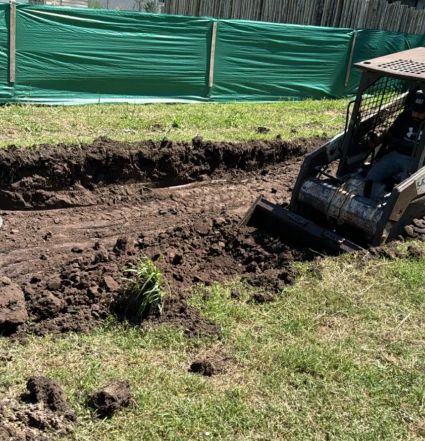 Maquinaria realizando una excavación en un terreno preparado