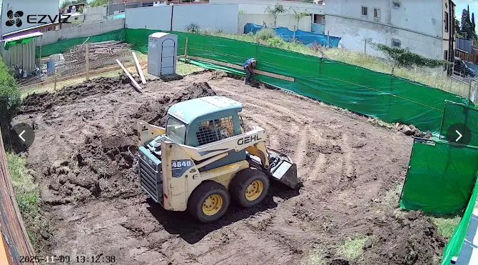 Pala cargadora trabajando en un terreno de obra